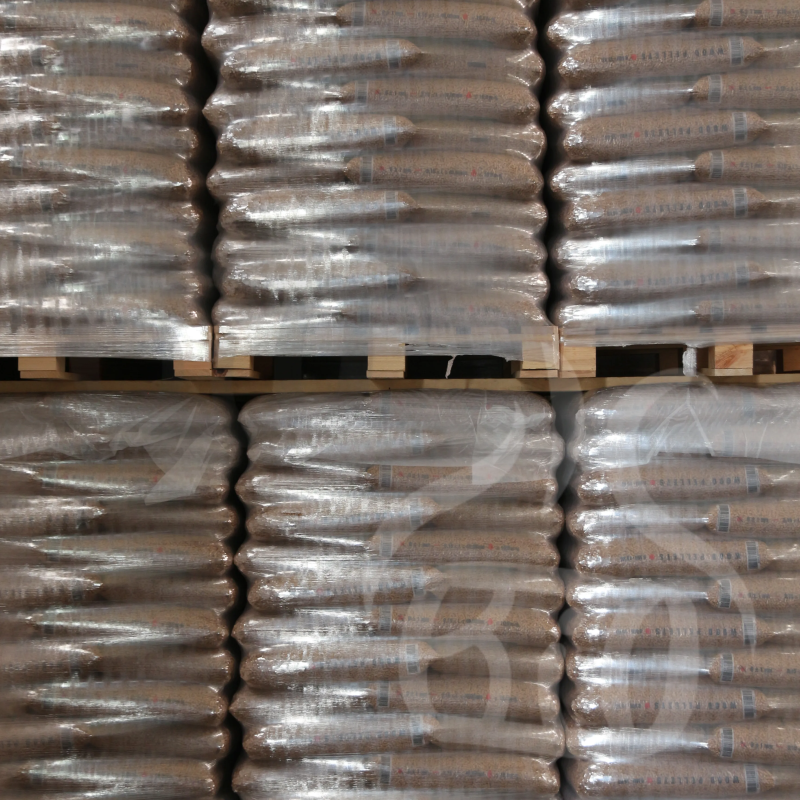 Pellet Rezult, pellet w rzędzie poustawiany na paletach pod ścianą