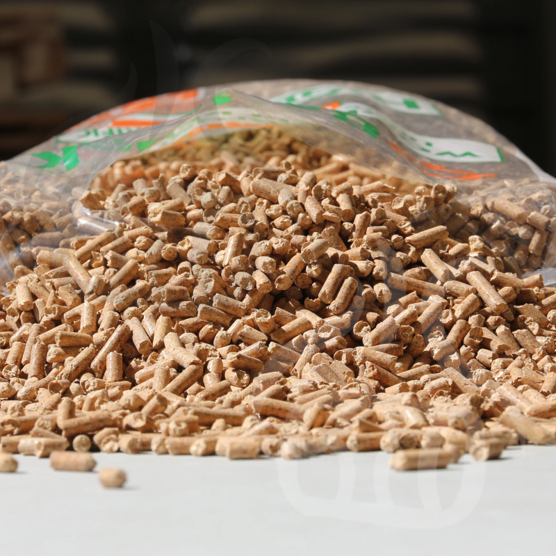 Pellet Barlinek - Pellet rozsypany w całej okazałości z worka, drewniane kolory, dobra jakość, mocny kontrast