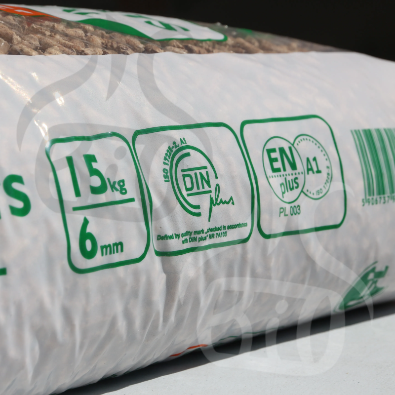 Pellet Barlinek - ujęcie worka z boku, certyfikowany pellet ENplus A1 i DINplus, wzmianka o workach 15kg.