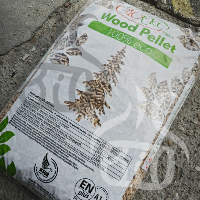 Pellet Bioeko - worek położony na betonie, choinka jako wzór na worku i zielona nazwa pelletu